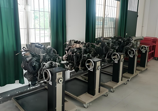 中国矿业大学汽车发动机附拆装翻转架交付使用(图1)